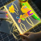 🎨 50 % DE RÉDUCTION ! ✨ TABLETTE À DESSIN LUMINEUSE - Surface phosphorescente réutilisable, support ajustable pour les dessins et l'écriture des enfants, fonctionne sur piles avec stylet inclus 🖍️💡