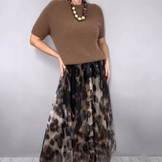 Ensemble deux pièces pour femme composé d'un pull et d'une jupe fluide à imprimé léopard